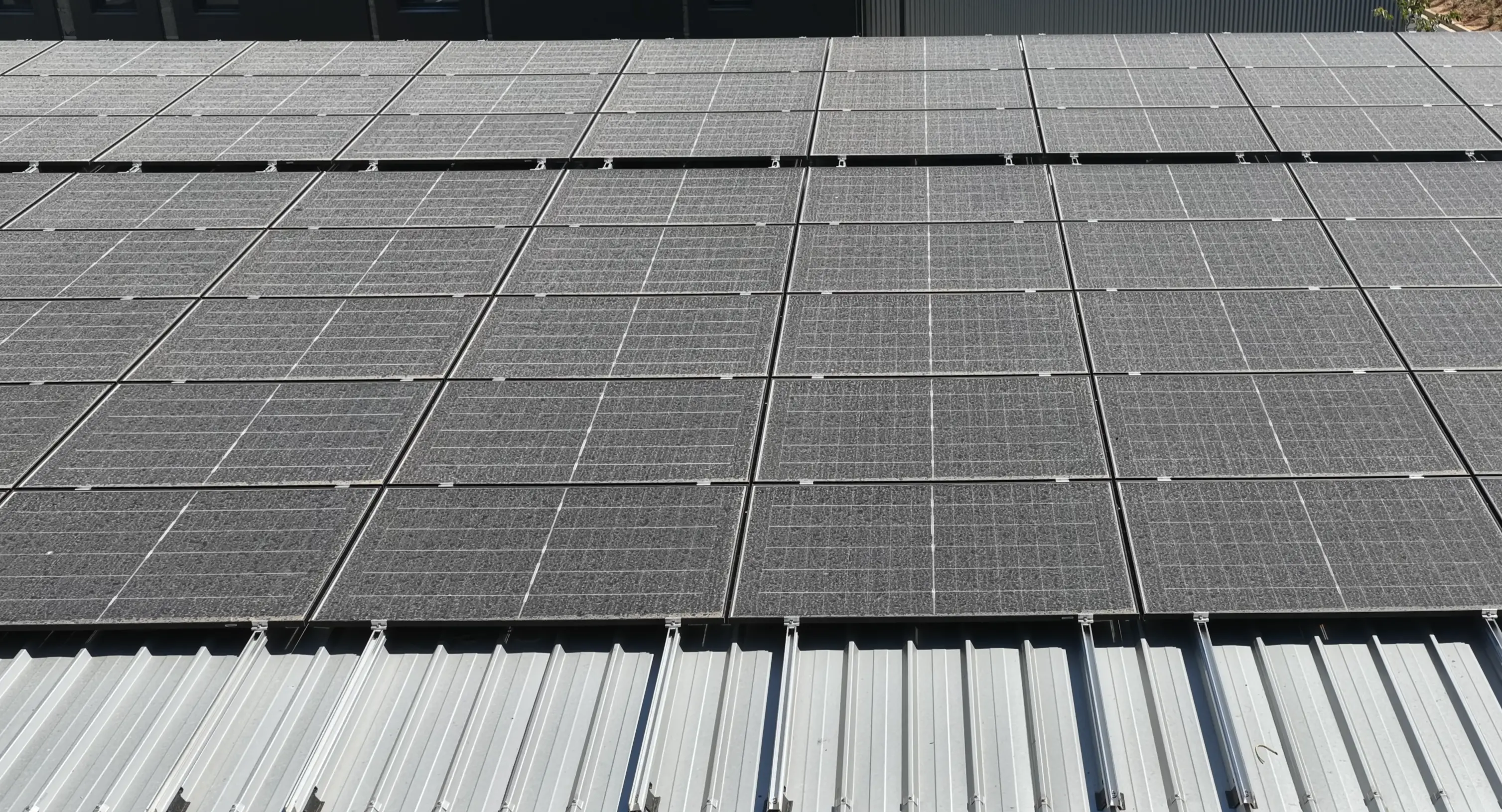 Sable du Sahara sur les panneaux solaires : ce que ça coûte vraiment à votre production